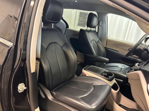 Used 2023 Chrysler Pacifica Touring-L FWD image 23