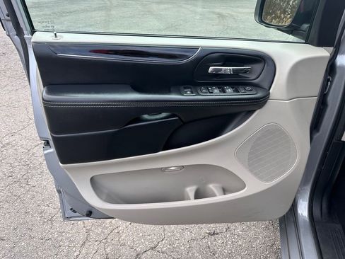 Certified 2019 Dodge Grand Caravan SXT FWD image 19