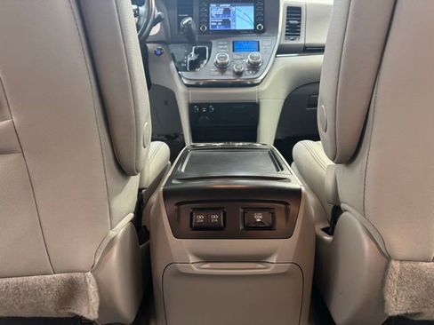 Used 2018 Toyota Sienna XLE AWD/4WD image 31