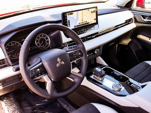 Used 2025 Mitsubishi Outlander SE AWD/4WD image 15