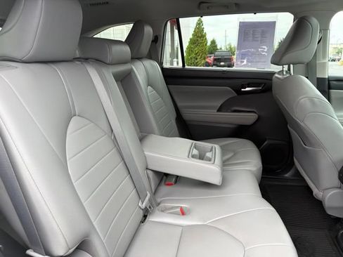 Used 2021 Toyota Highlander XLE AWD/4WD image 32