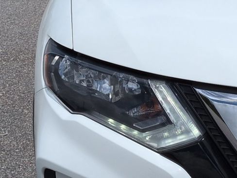 Used 2020 Nissan Rogue SV FWD image 11