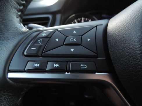 Used 2018 Nissan Rogue SV image 28