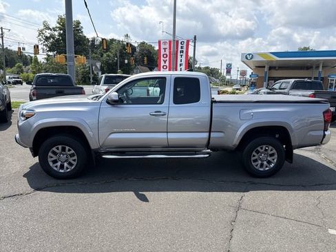 Used 2018 Toyota Tacoma SR5 AWD/4WD image 4