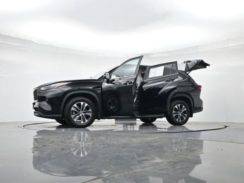 Used 2024 Toyota Highlander XLE AWD/4WD image 59