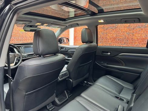 Used 2019 Toyota Highlander AWD V6 image 23