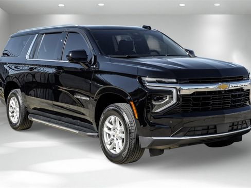 Used 2025 Chevrolet Suburban LS image 5