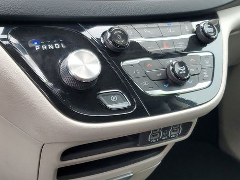 Used 2023 Chrysler Pacifica Touring-L FWD image 21