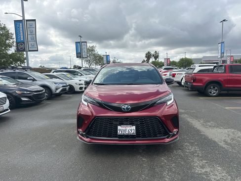 Used 2025 Toyota Sienna XSE AWD/4WD image 1