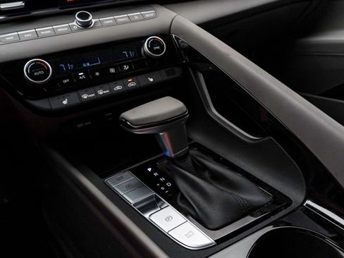 Used 2024 Hyundai Elantra SEL w/ Convenience Package image 18