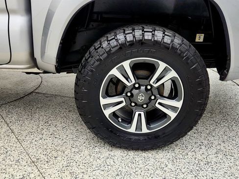 Used 2016 Toyota Tacoma TRD Sport w/ Towing Package AWD/4WD image 9