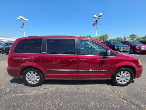 Used 2012 Chrysler Town & Country Touring-L w/ Entertainment Group #2 FWD image 6
