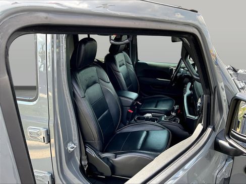 Used 2020 Jeep Wrangler Unlimited Sahara AWD/4WD image 31