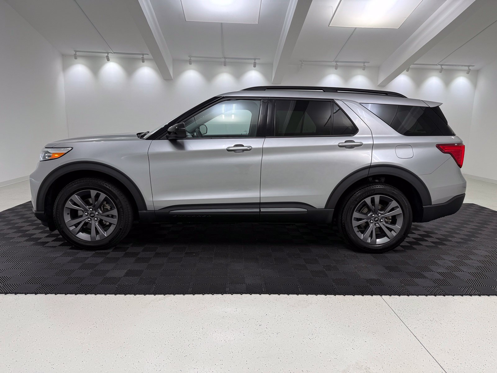 Used 2024 Ford Explorer XLT w/ Equipment Group 202A AWD/4WD image 4
