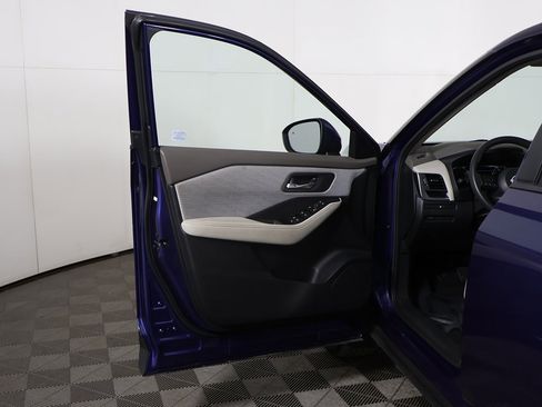 Used 2023 Nissan Rogue SV image 16