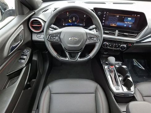 Used 2024 Chevrolet Trax RS w/ Sunroof Package image 10