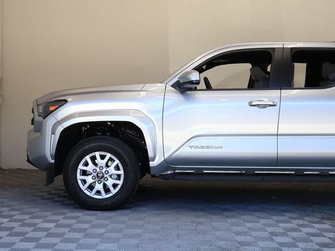 Used 2024 Toyota Tacoma SR5 AWD/4WD image 8