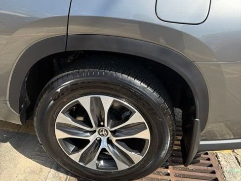 Used 2026 Toyota Highlander XLE AWD/4WD image 28