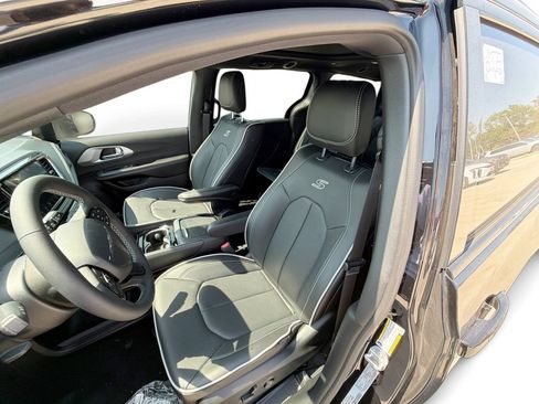 New 2026 Chrysler Pacifica Limited w/ Uconnect Theater Family Group FWD image 13