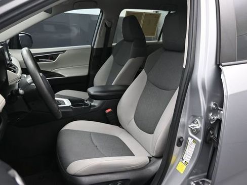 Used 2021 Toyota RAV4 XLE FWD image 10