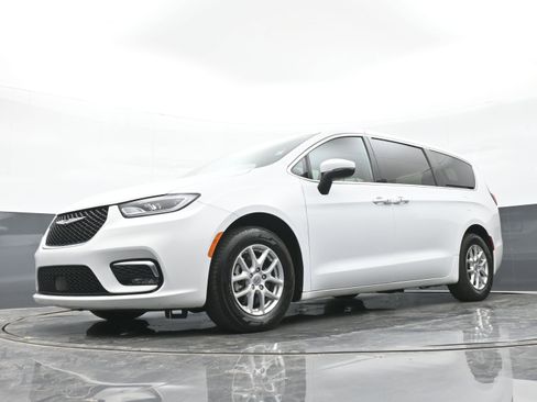 Used 2023 Chrysler Pacifica Touring image 40