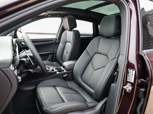 Certified 2026 Porsche Macan AWD/4WD image 5