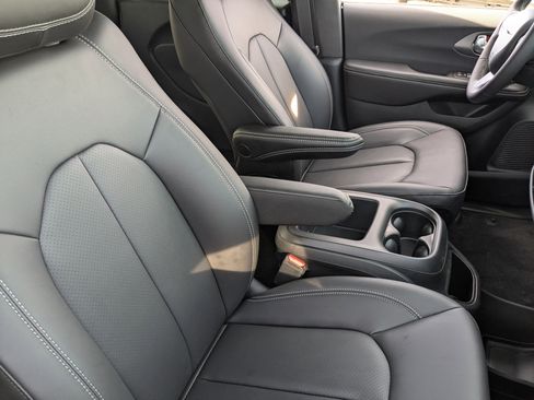 New 2026 Chrysler Pacifica Select image 7