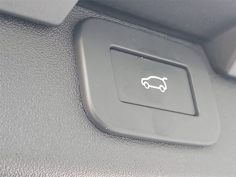 Certified 2024 Land Rover Discovery Dynamic SE image 12