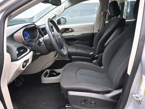 Used 2023 Chrysler Voyager LX FWD image 12