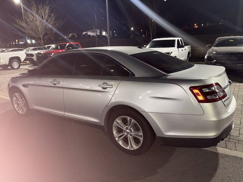 Used 2018 Ford Taurus SE image 4