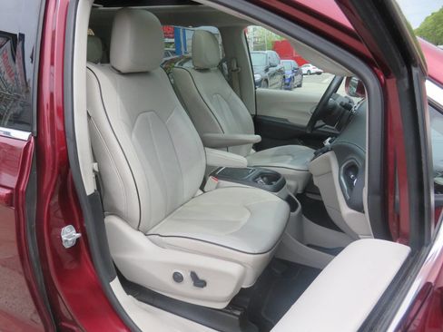 Used 2018 Chrysler Pacifica Limited w/ Advanced Safetytec Group FWD image 11