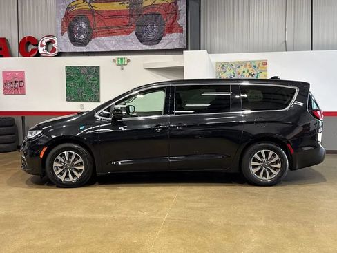 Used 2024 Chrysler Pacifica Limited FWD image 4