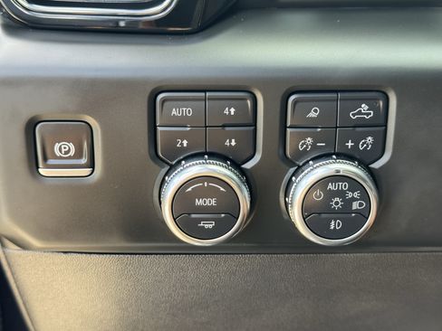 Used 2025 GMC Sierra 1500 AT4 w/ Technology Package AWD/4WD image 21