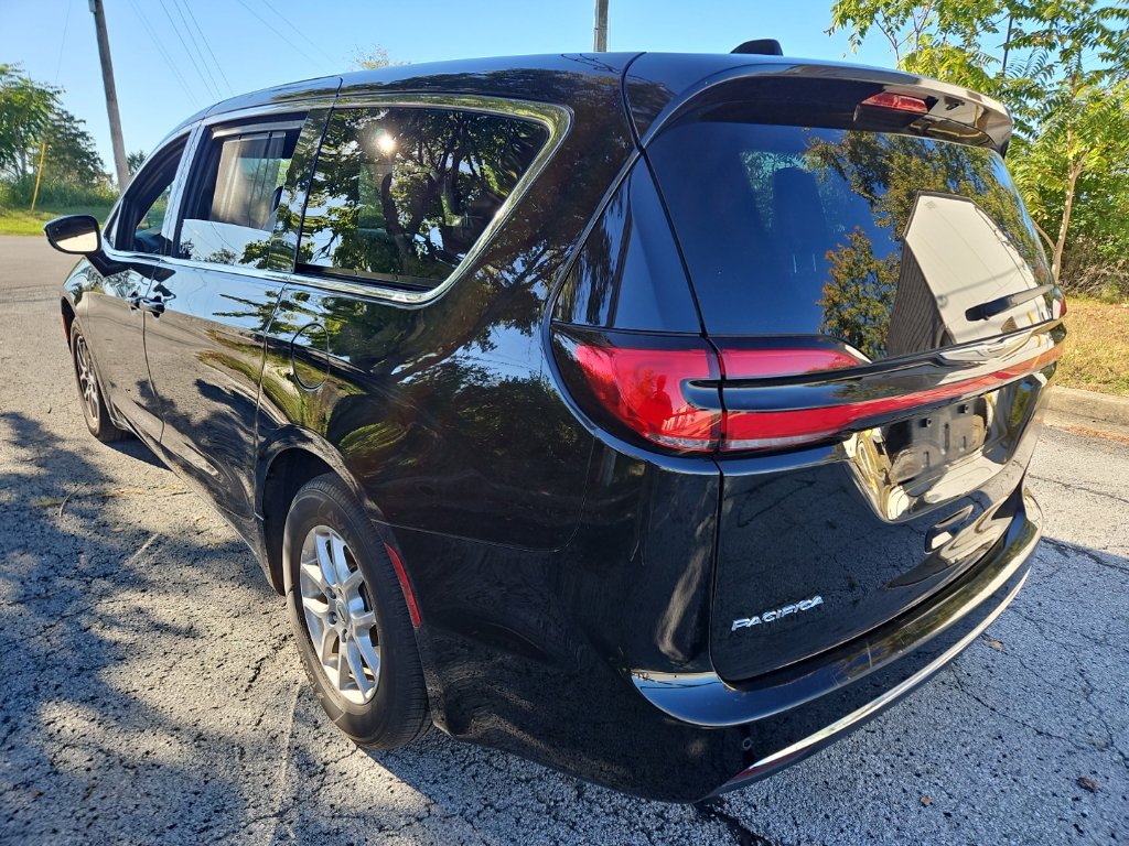 Used 2025 Chrysler Pacifica Select FWD image 4