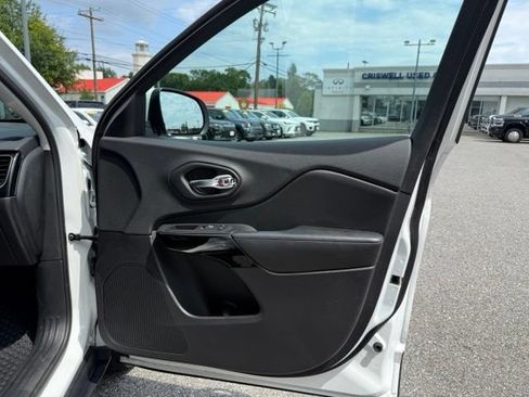 Used 2019 Jeep Cherokee Latitude Plus AWD/4WD image 37