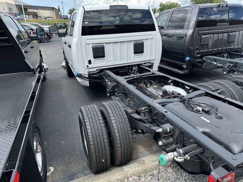 Used 2025 RAM 3500 Tradesman w/ Chrome Appearance Group AWD/4WD image 9