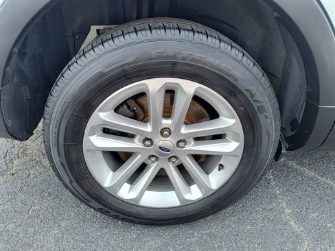 Used 2016 Ford Explorer XLT w/ Equipment Group 202A FWD image 11
