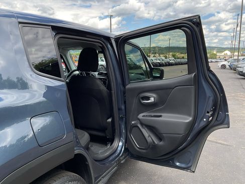 Used 2023 Jeep Renegade Latitude AWD/4WD image 16