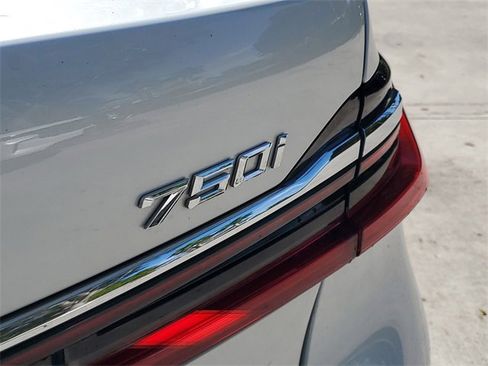 Used 2021 BMW 750i xDrive w/ Executive Package image 9