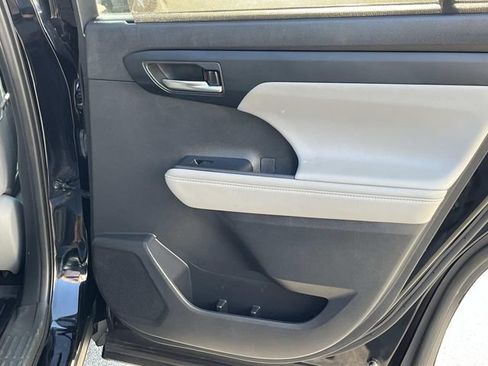 Used 2021 Toyota Highlander XLE AWD/4WD image 22