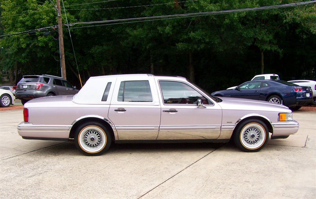 Used 1991 Lincoln Town Car Signature RWD image 5