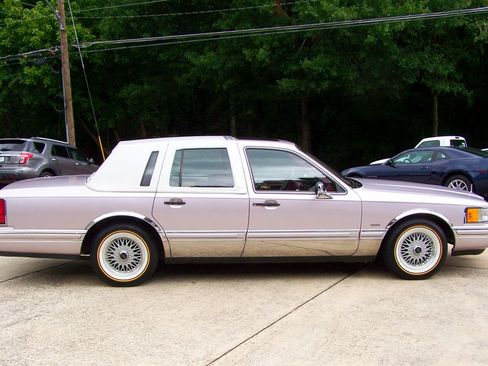 Used 1991 Lincoln Town Car Signature RWD image 5