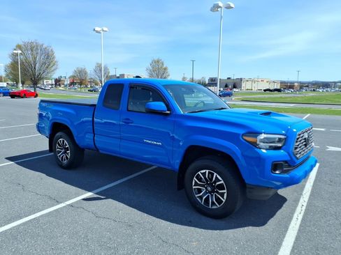 Used 2020 Toyota Tacoma TRD Sport w/ Technology Package image 3