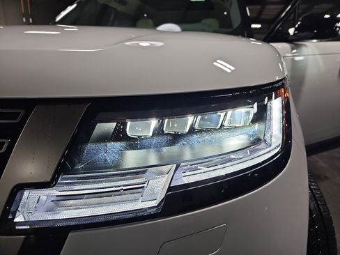 Used 2025 Land Rover Range Rover SE image 34