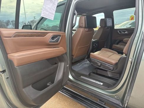 Used 2024 Chevrolet Suburban High Country w/ Advanced Technology Package image 36