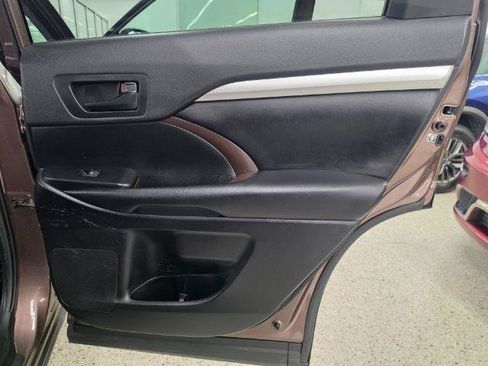 Used 2019 Toyota Highlander Plus AWD/4WD image 36