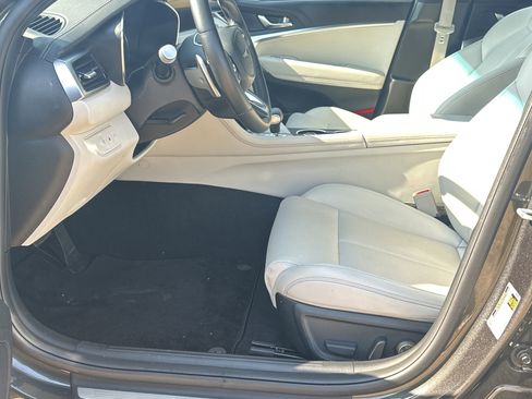 Used 2025 Genesis G70 2.5T image 9