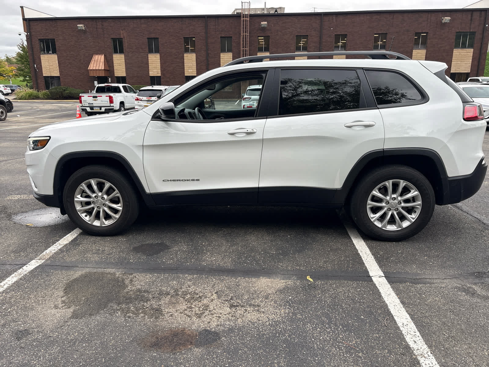 Used 2022 Jeep Cherokee Latitude Lux w/ Sun & Sound Group AWD/4WD image 3