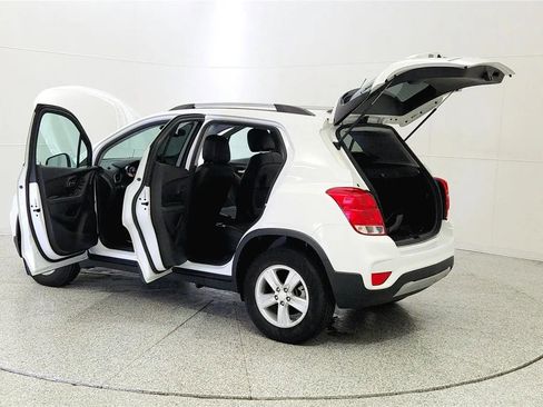 Used 2021 Chevrolet Trax LT w/ LT Convenience Package image 11