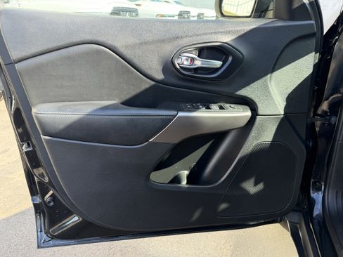 Certified 2019 Jeep Cherokee Latitude Plus FWD image 18